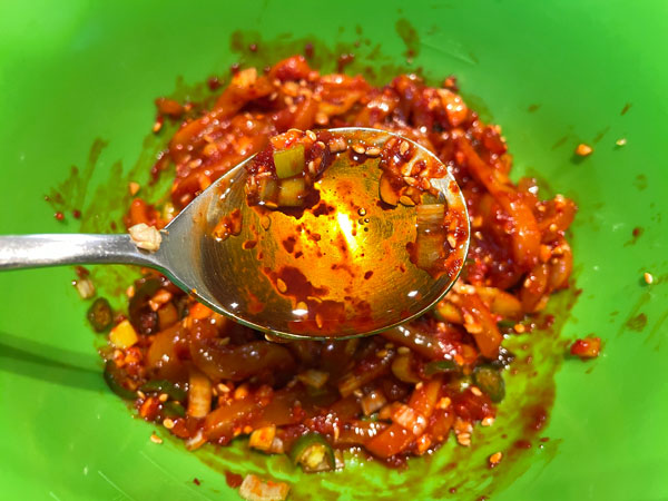 오징어 젓갈 무침에 참기름 1큰술