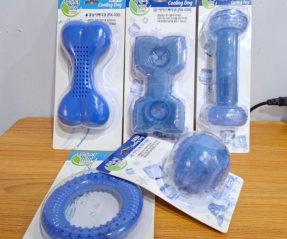 강아지여름 장난감
뼈다귀 형식의 장난감
물에 담가 두었다가 얼려 놓아서
여름철 더위를 이길 얼음뼈다귀장난감