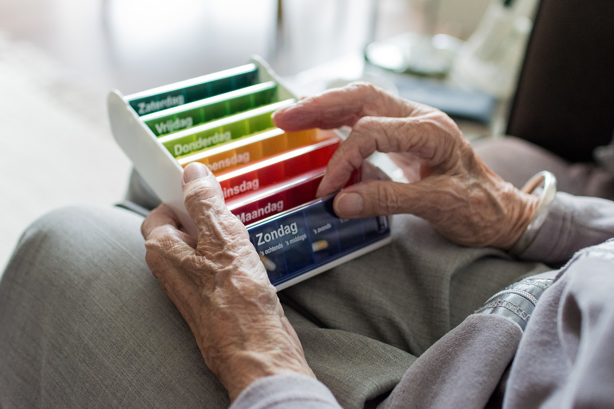 어르신 약통들고 있는 사진