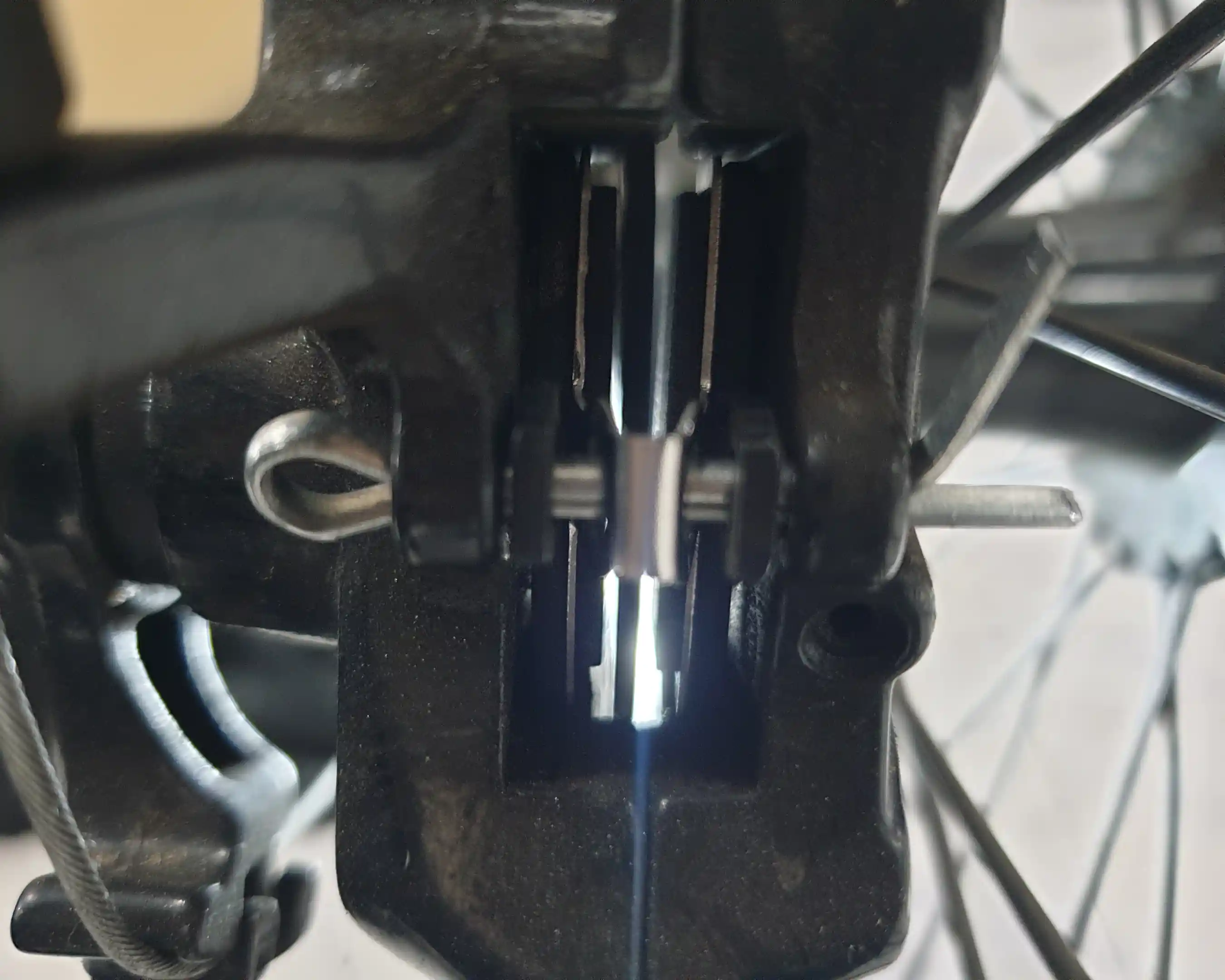 브레이크 패드와 디스크 간격이 넓은 상태