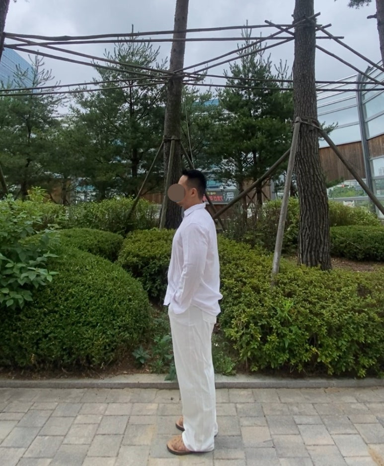 데일리룩('26. 7. 5.)무신사스탠다드 와이드 텐센 린넨셔츠 화이트, 무신사스탠다드 린넨라이크 와이드 데님팬츠 화이트, 츄바스코 샌들, 섹스토 팔찌, 서지컬스틸 팔찌
