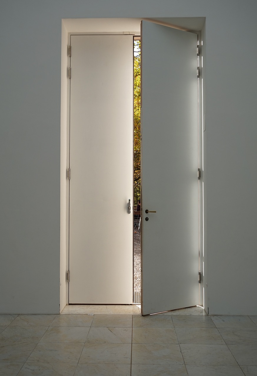 살짝 열린 문 사이로 비치는 바깥 풍경