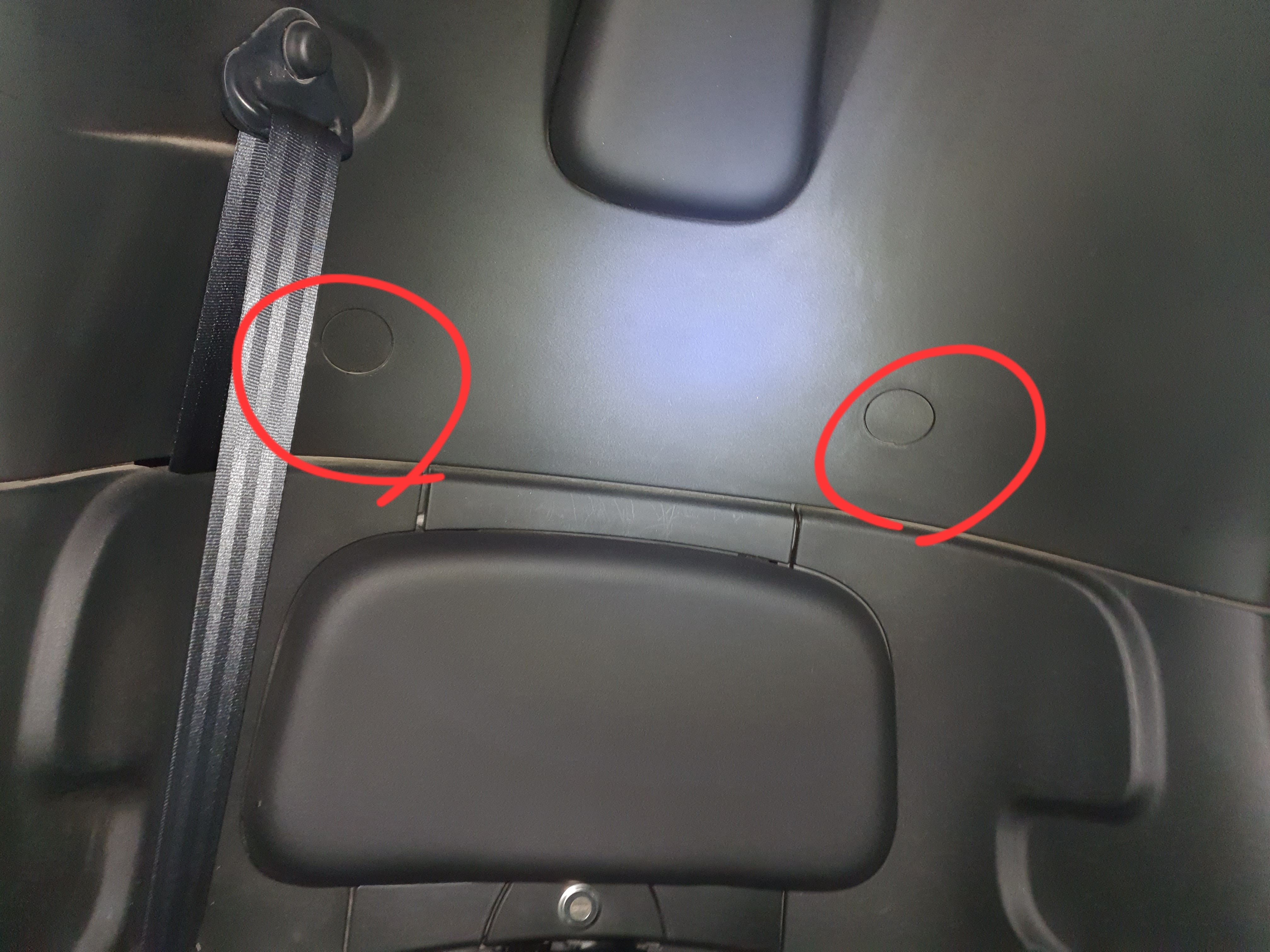 트위지 2열 등받이쪽 2개의 구멍 마개를 제거해야함.