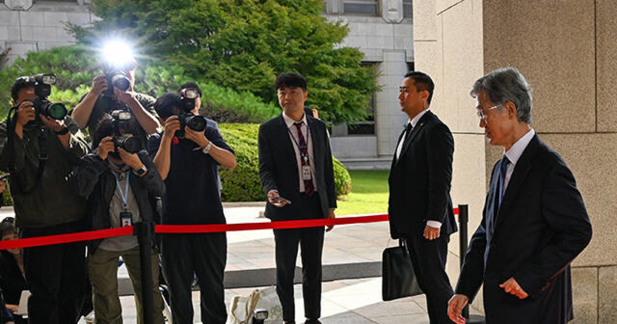 출근하는 조희대 대법원장