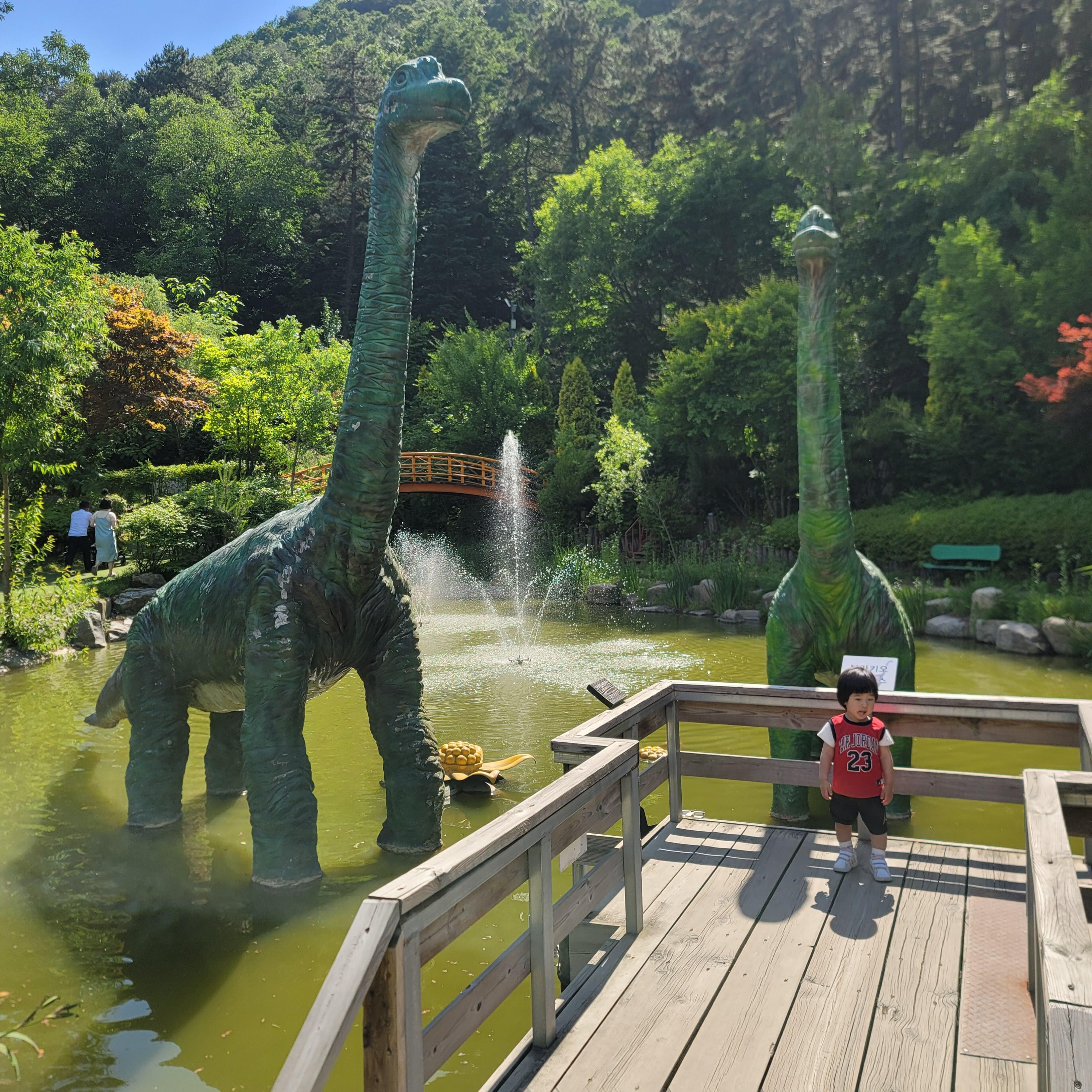 공룡 모형과 자연이 어우러진 수목원 사진