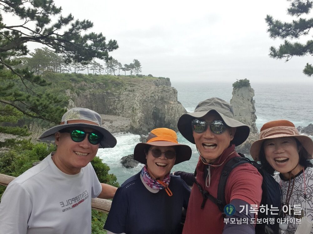 외돌개 배경 단체사진