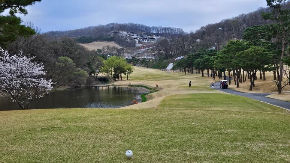 골프장 경험담 청주 세레니티cc 단순한 골프장이 아니라&amp;#44; 자연과 설계&amp;#44; 건축이 어우러진 공간 미학의 산물 완벽에 가까운 골프장