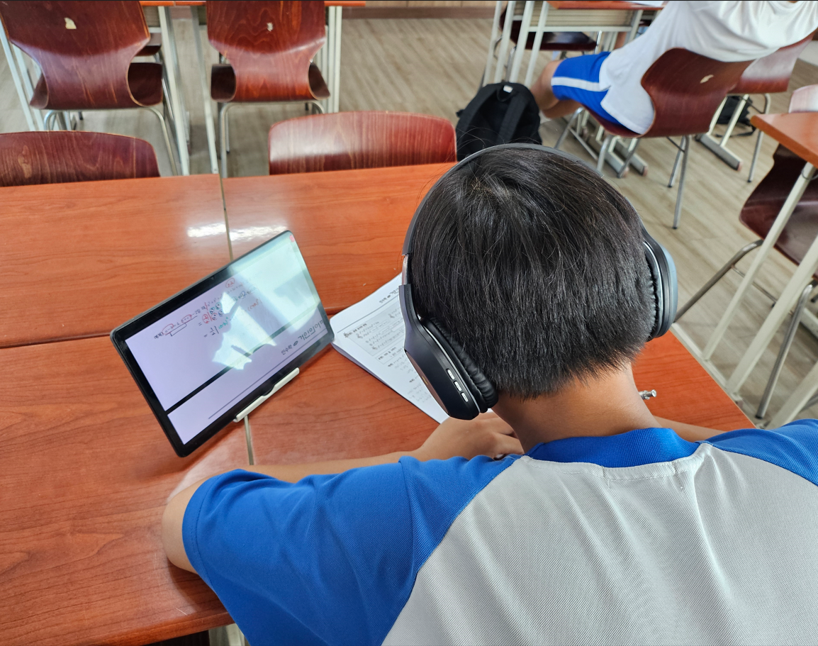 수학 선행학습을 하고 있는 중학생 사진