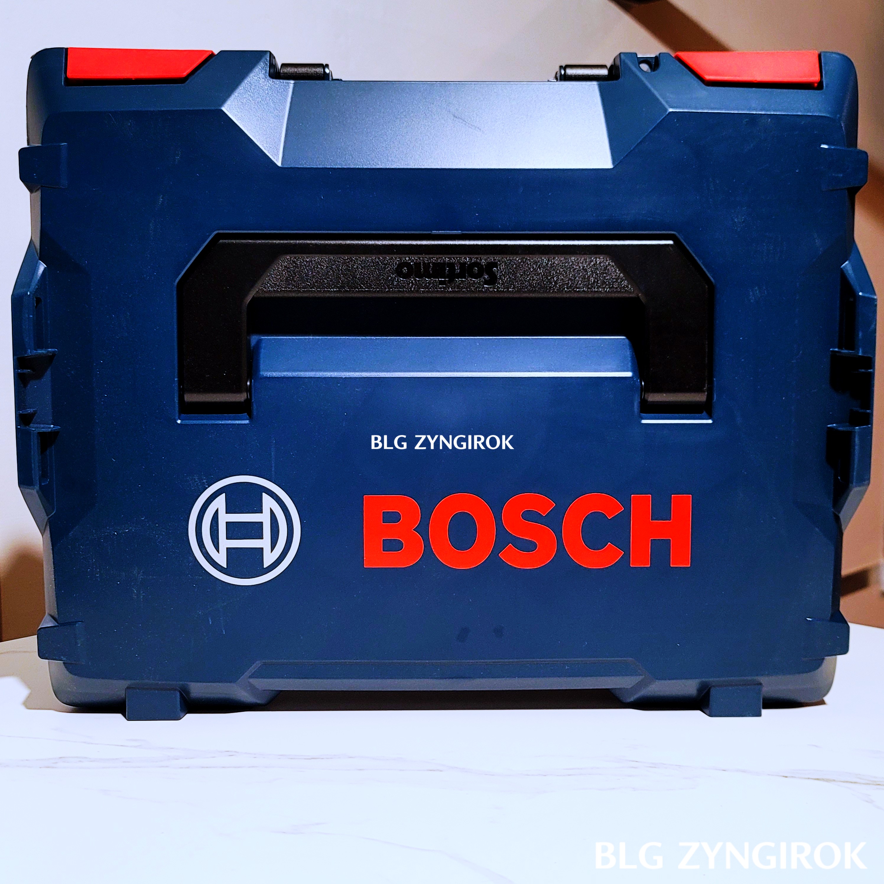 보쉬-케이스가-테이블-위에-놓여있다.