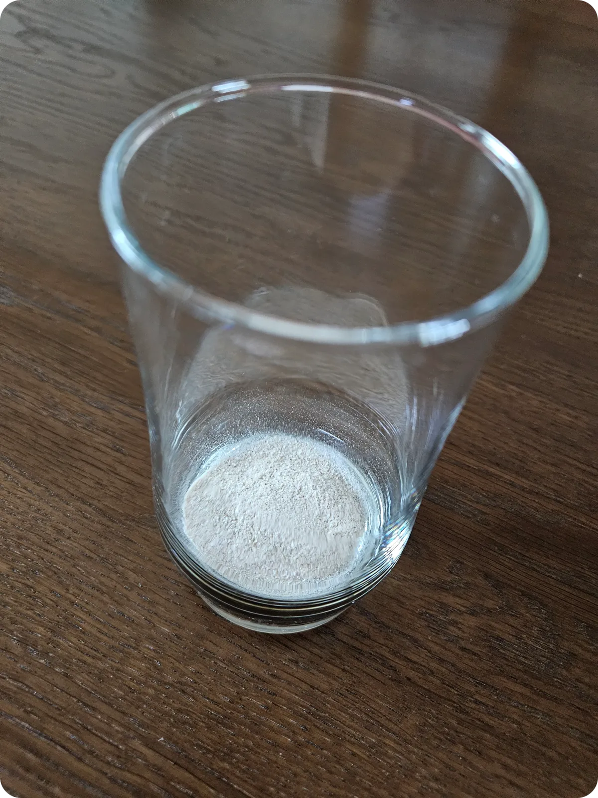 유리잔에-들어있는-차전자피-분말가루