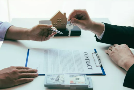 주택 마련 전략 관련 손과 열쇠, 서류가 보이는 사진