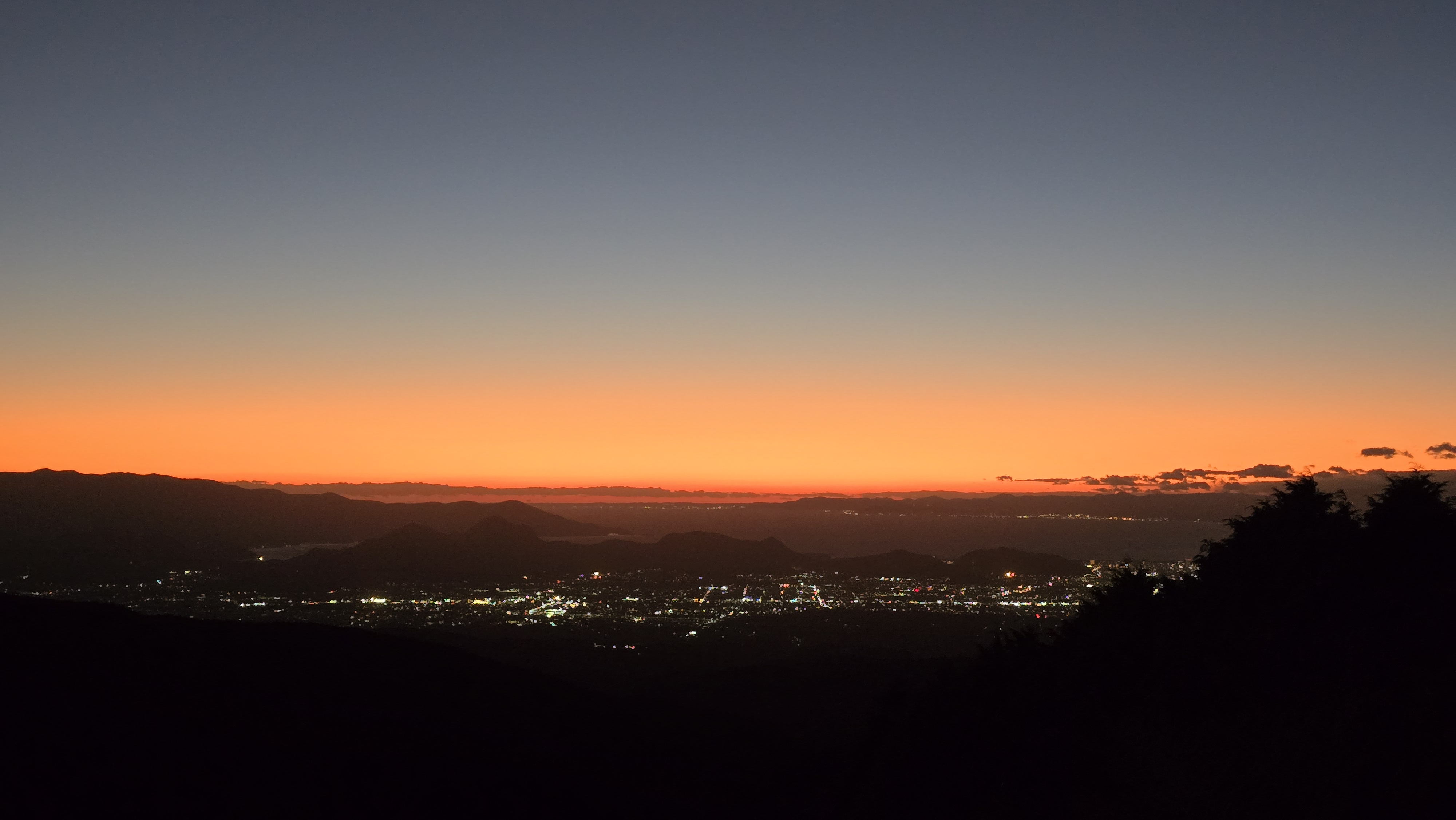 어둑해진 하늘과 후지산 실루엣, 도시 불빛과 어울린 장면