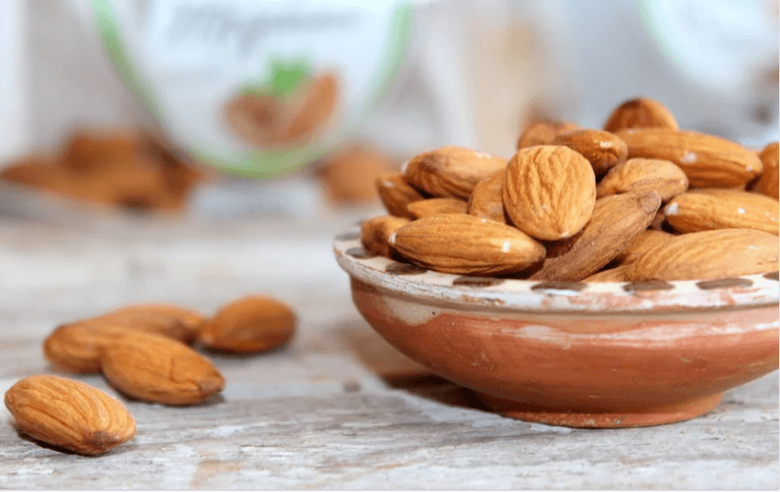 바구니에 아몬드