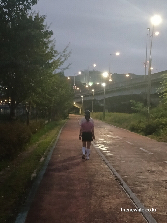 야간 걷기 운동 &ndash; 똑바른 자세로 걷는 여성 모습