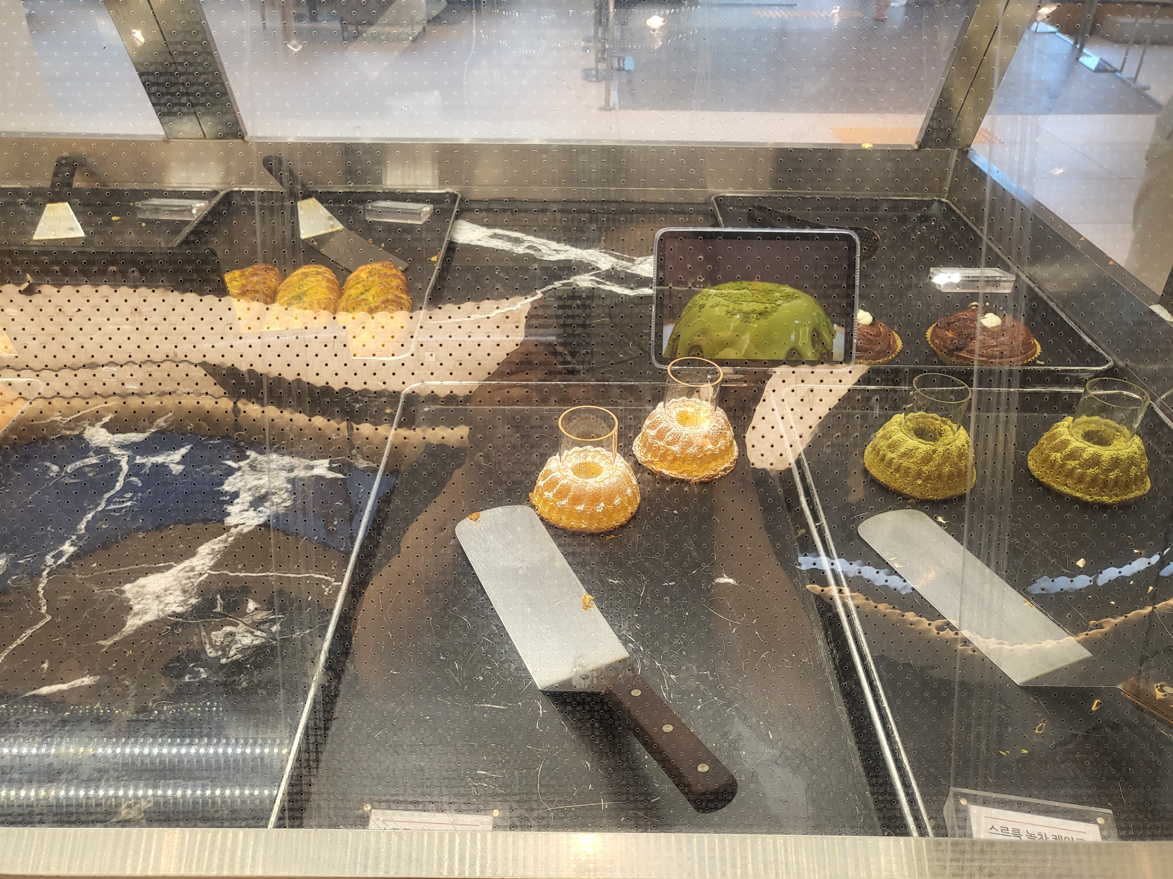 지금이곳 - 빵진열2