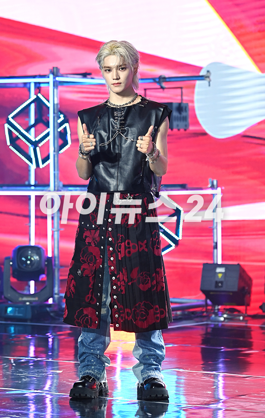 >NCT 멤버 태용이 5일 오후 서울 강남구 논현동 SJ쿤스트할레에서 열린 첫 번째 미니앨범 'SHALALA (샤랼라) 발매 기념 미디어 쇼케이스에서 타이틀곡 '샤랼라' 무대를 선보이고 있다. [사진=곽영래 기자]