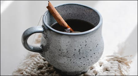 계피 스틱이 담긴 차