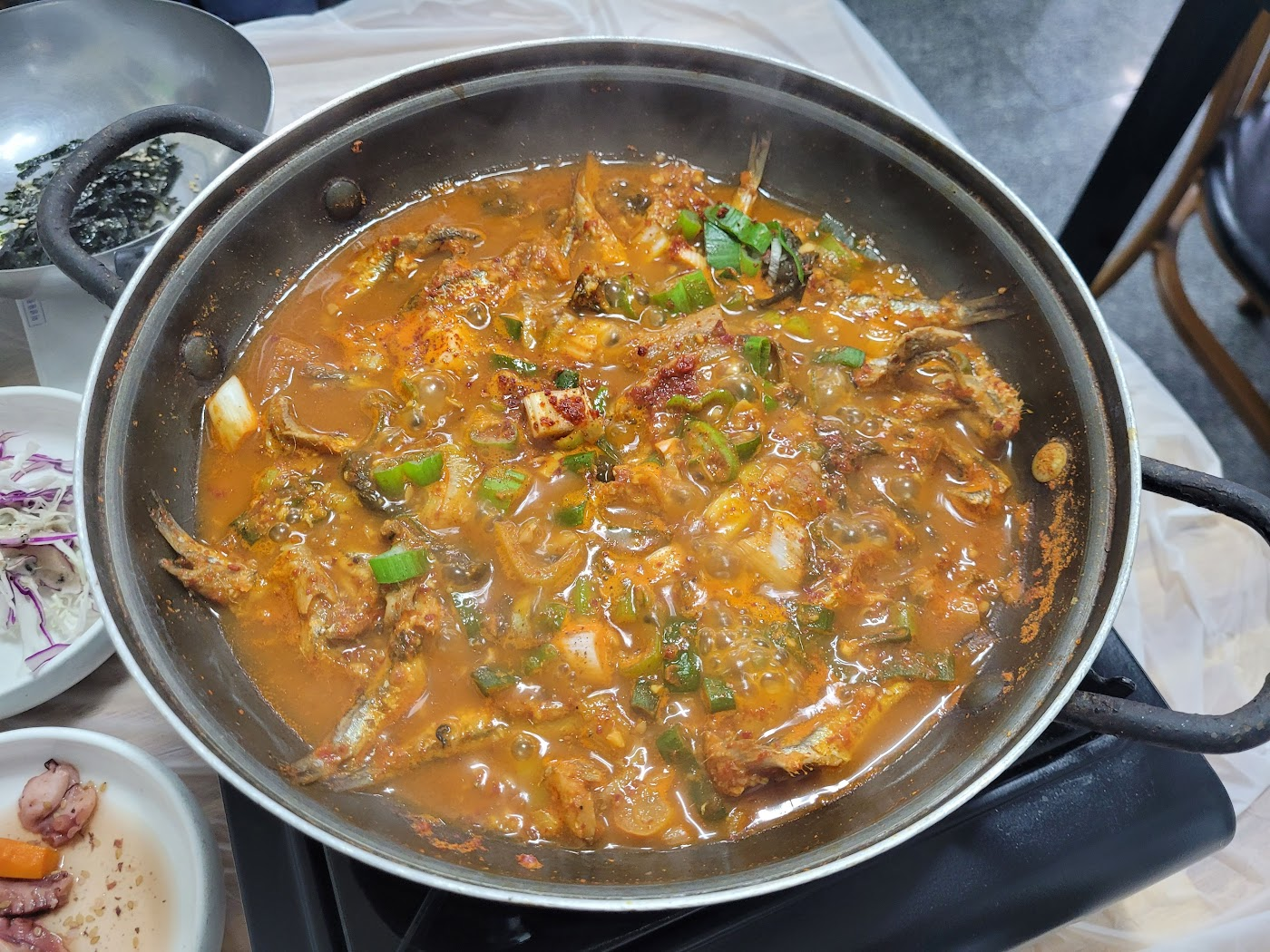 조려진 멸치 쌈밥
