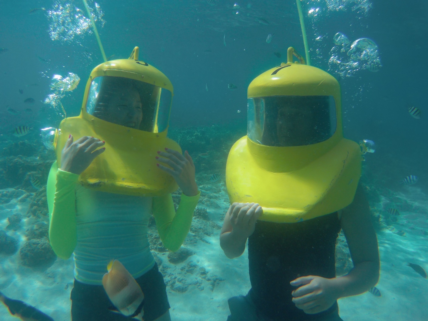 보라카이 수상액티비티 씨워킹 모습