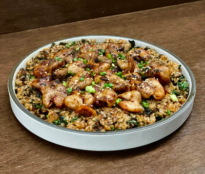 볶은밥 위에 곱창이 있음