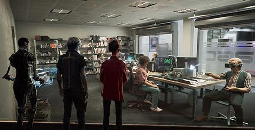 주인공 웨이드(타이 쉐리던)의 게임 속 아바타 파시발이 현실 세계를 바라보고 있다.