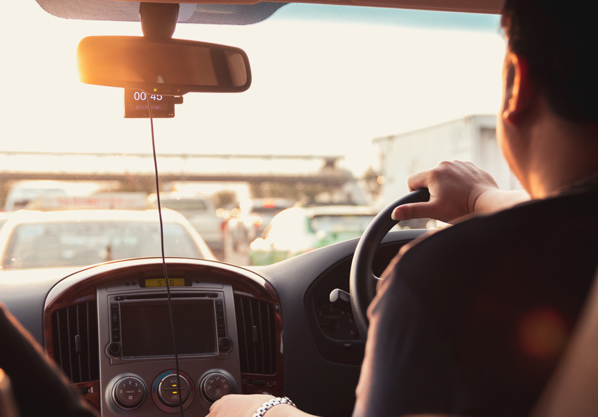 추석 연휴 고속도로 정체 속 운전하는 모습"