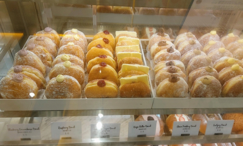 여러 종류의 도넛들