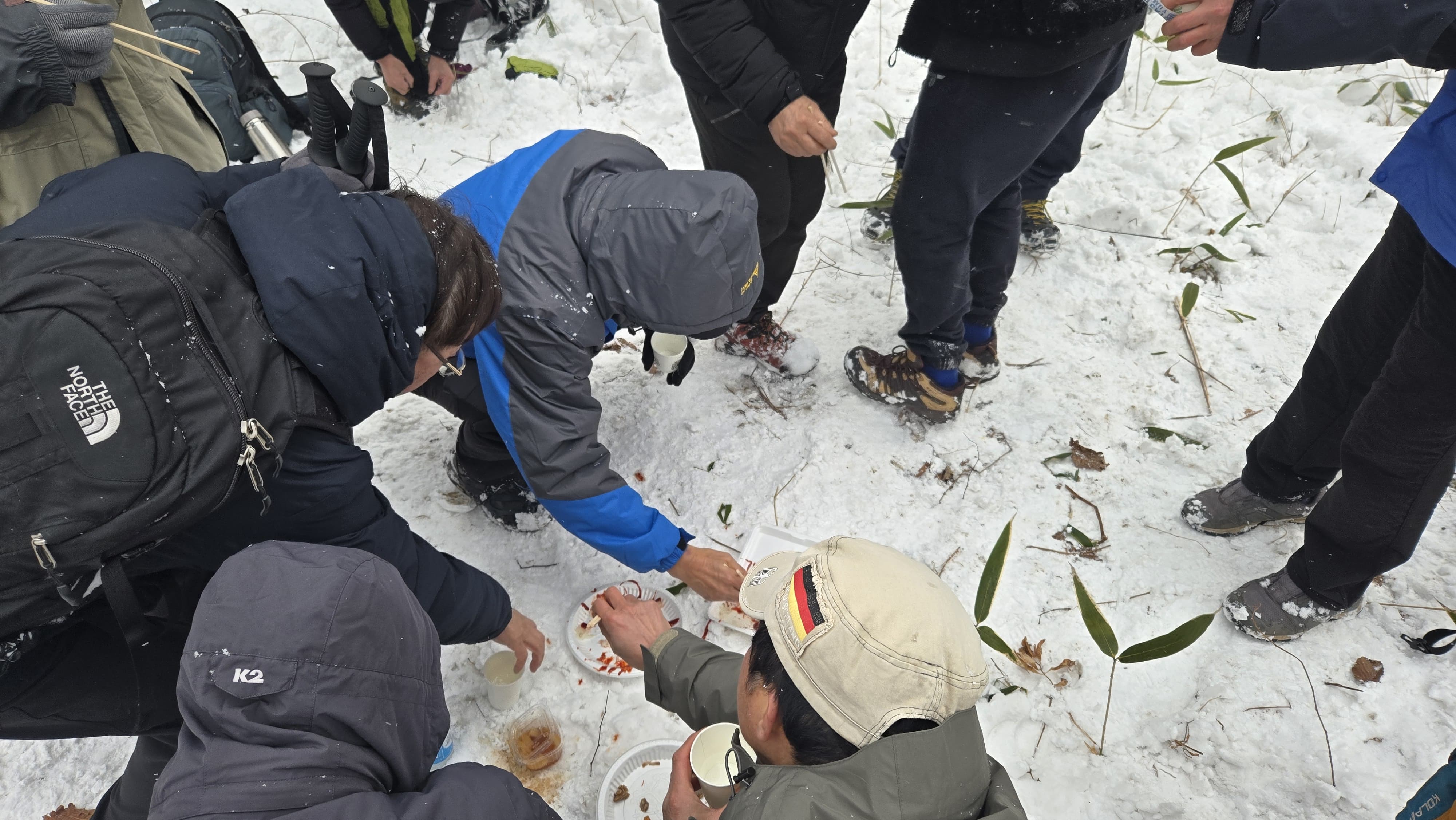 추울 때는 오래 쉬기보다 짧게 보충하고 다시 움직이는 게 훨씬 낫습니다