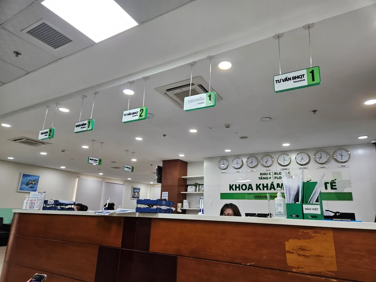 베트남-다낭-호안-마이-병원-접수-데스크-간호사들