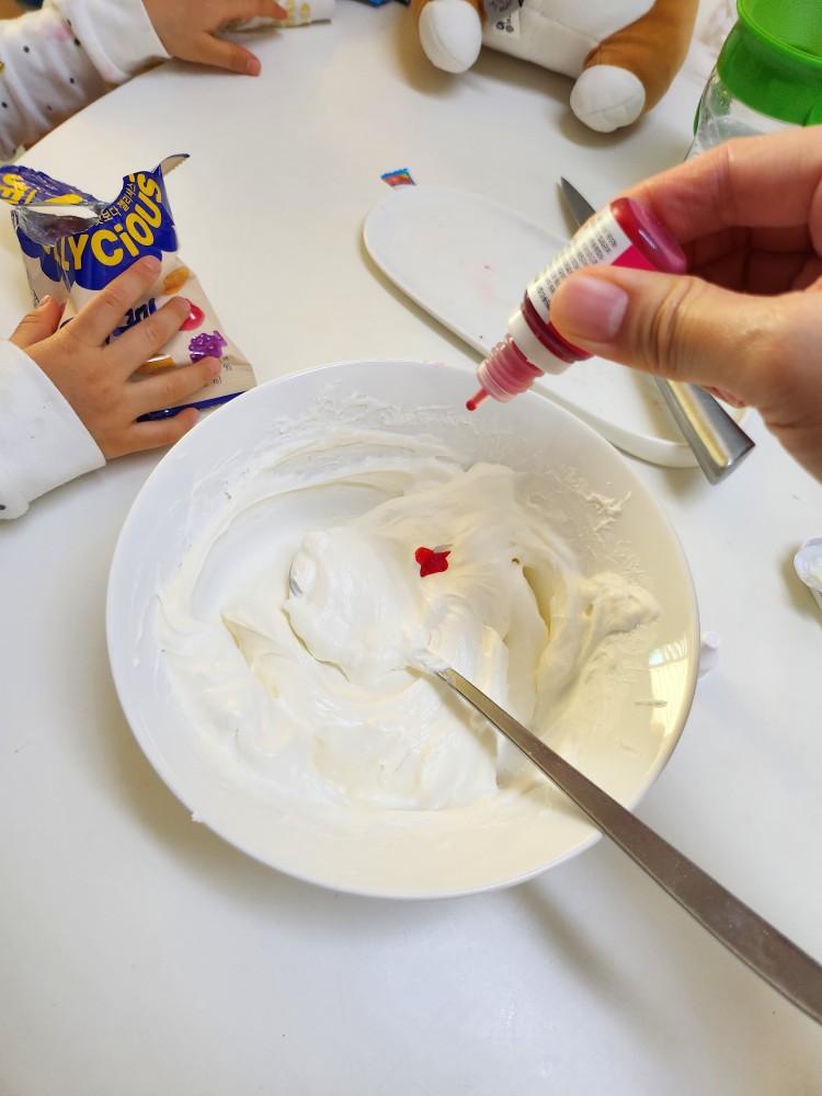 색소를 넣는다.