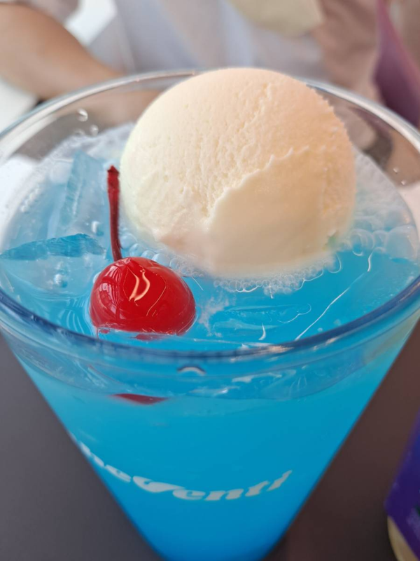 크림소다 위 토핑