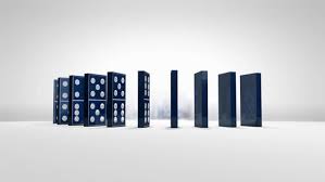 연쇄적으로 쓰러지는 블루톤 도미노