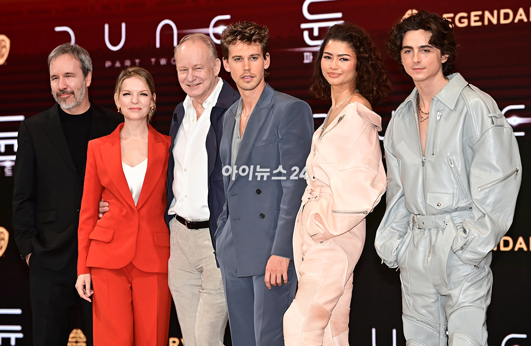 드니 빌뇌브 감독, 프로듀서 타냐 라푸앵트, 배우 스텔란 스카스가드, 오스틴 버틀러, 젠데이아 콜먼, 티모시 샬라메가 21일 오후 서울 여의도 콘래드서울호텔에서 열린 영화 '듄: 파트2(드니 빌뇌브 감독)' 내한 프레스 컨퍼런스에서 기념촬영을 하고 있다. [사진=곽영래 기자]