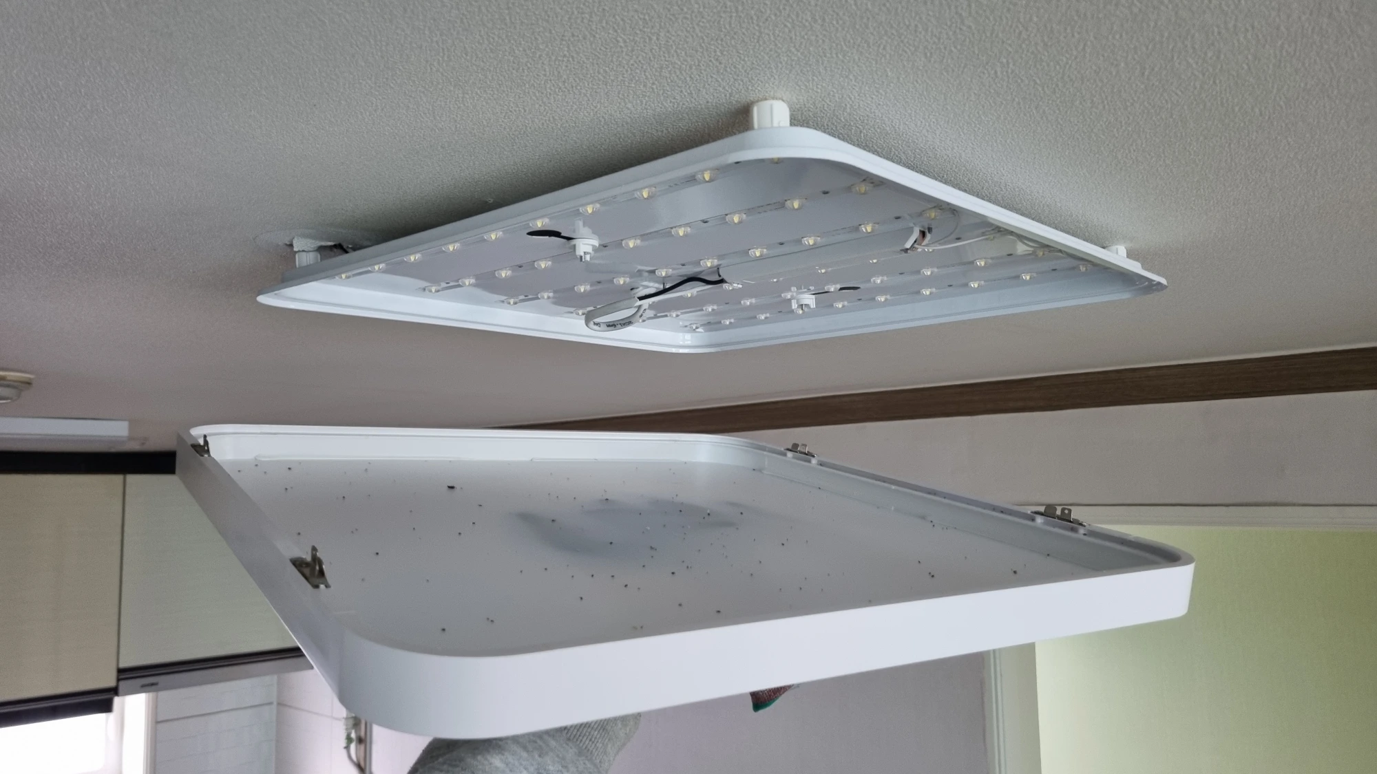 전등 커버 열린 모습