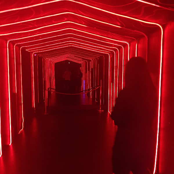 붉은 조명이 있는 동굴 같은 입구