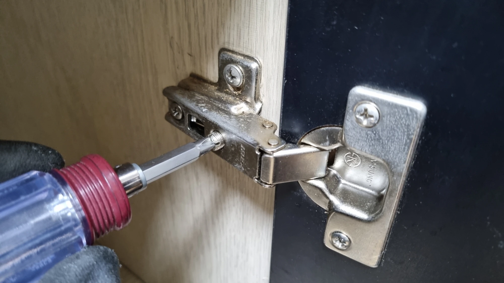 싱크대 경첩 조절 모습