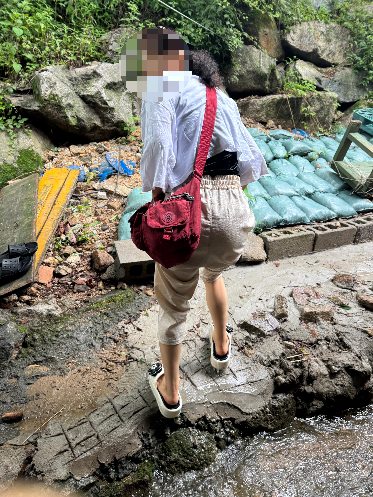 차로 이동중에 물이 너무 차가워서 다른 길로 가는 찬솔이 외할머니 2