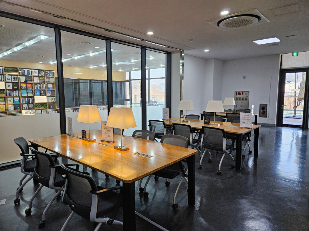 광교 푸른숲 도서관 종합자료실