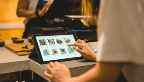 경기도 청년들이 경기지역화폐를 사용하며 청년기본소득 혜택을 누리는 모습