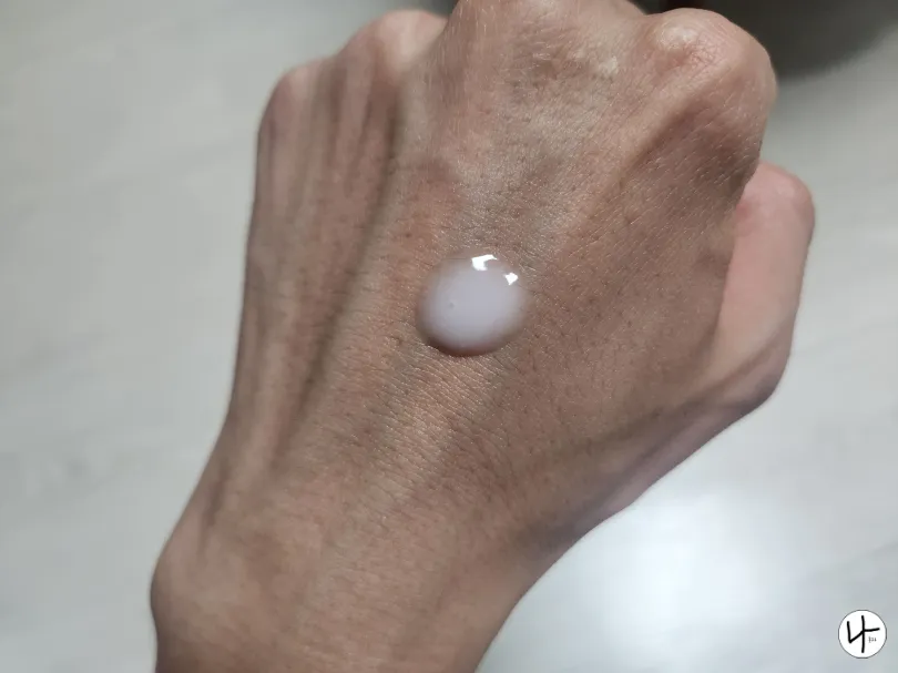 손등에-펌핑된-에센스