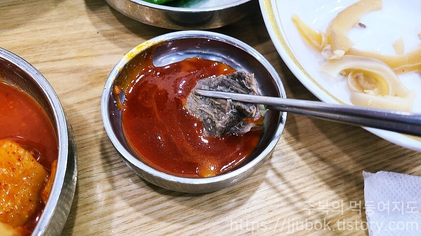 나주곰탕-하얀집-고기-소스