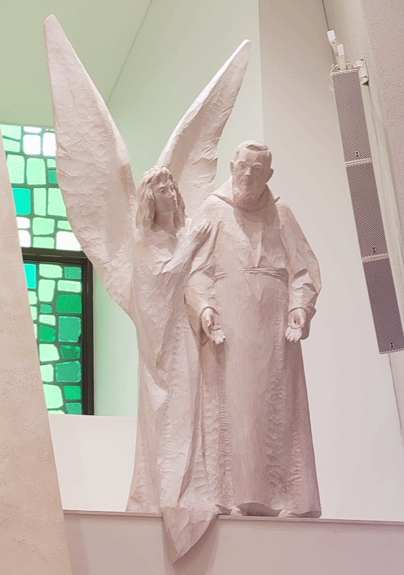 사진은 대전 관평동성당 성전 안에 있는 비오 성인 상입니다. 왼쪽 옆에는 천사 상이 있네요.