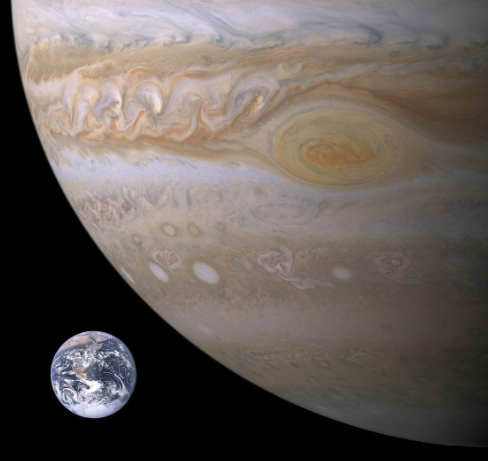 지구와 목성의 크기 차이를 보여주는 사진