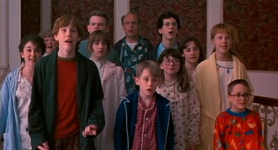 케빈의 가족들이 잠옷을 입은 채 트리와 선물을 보고 놀라는 표정으로 서있는 모습