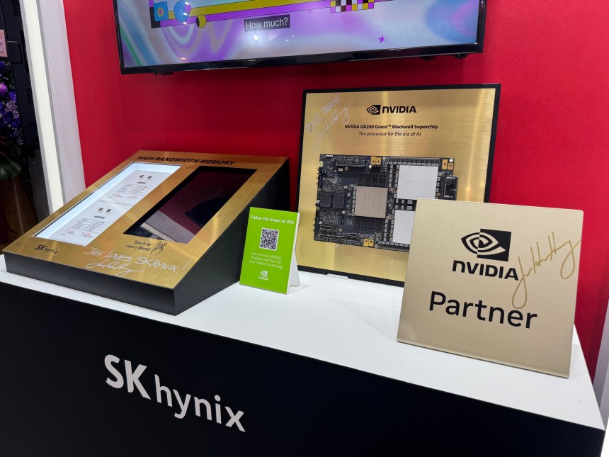 젠슨 황 엔비디아 CEO가 이달 20일 대만 타이베이 난강 전시관에서 개최된 '컴퓨텍스 2025'에서 SK하이닉스 부스를 찾아 전시된 HBM에 사인을 남겼다.