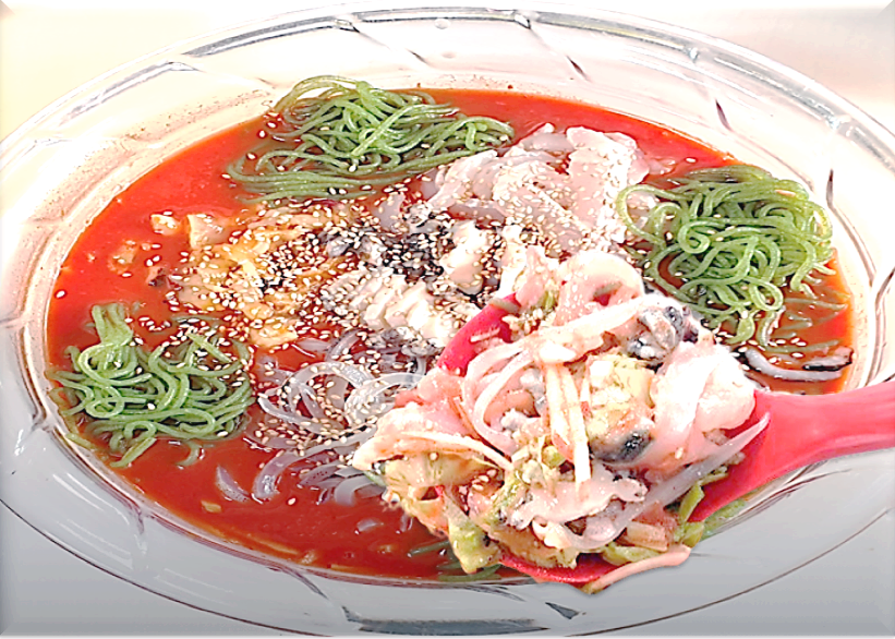 해초면과 싱싱한 해산물이 가득한 짬뽕물회를 한 국자 퍼 올린 모습