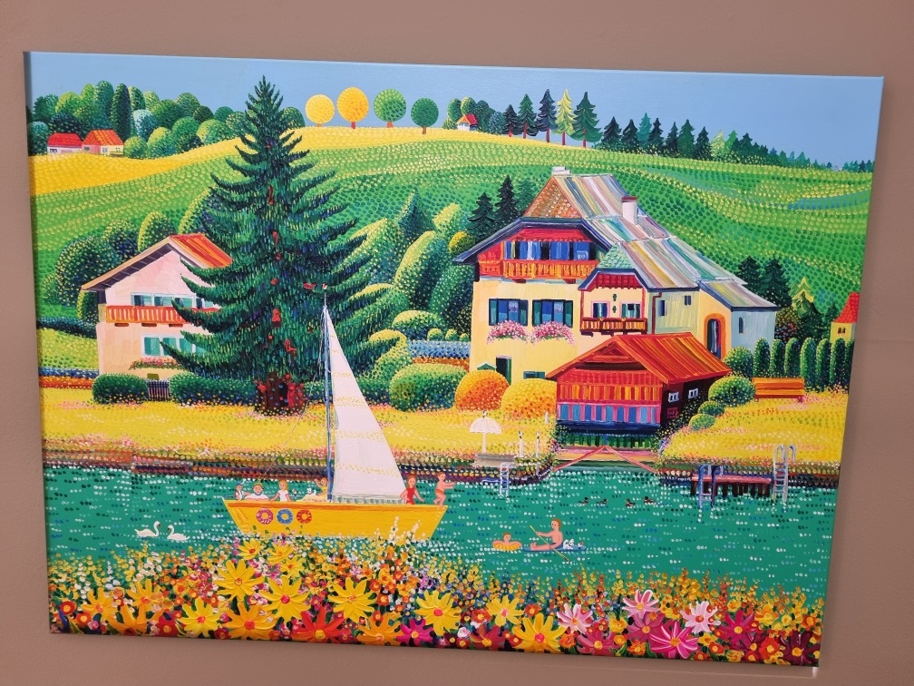 김덕기화백전시그림, 큰 침엽수나무와 집, 호수와 요트가 있는 그림