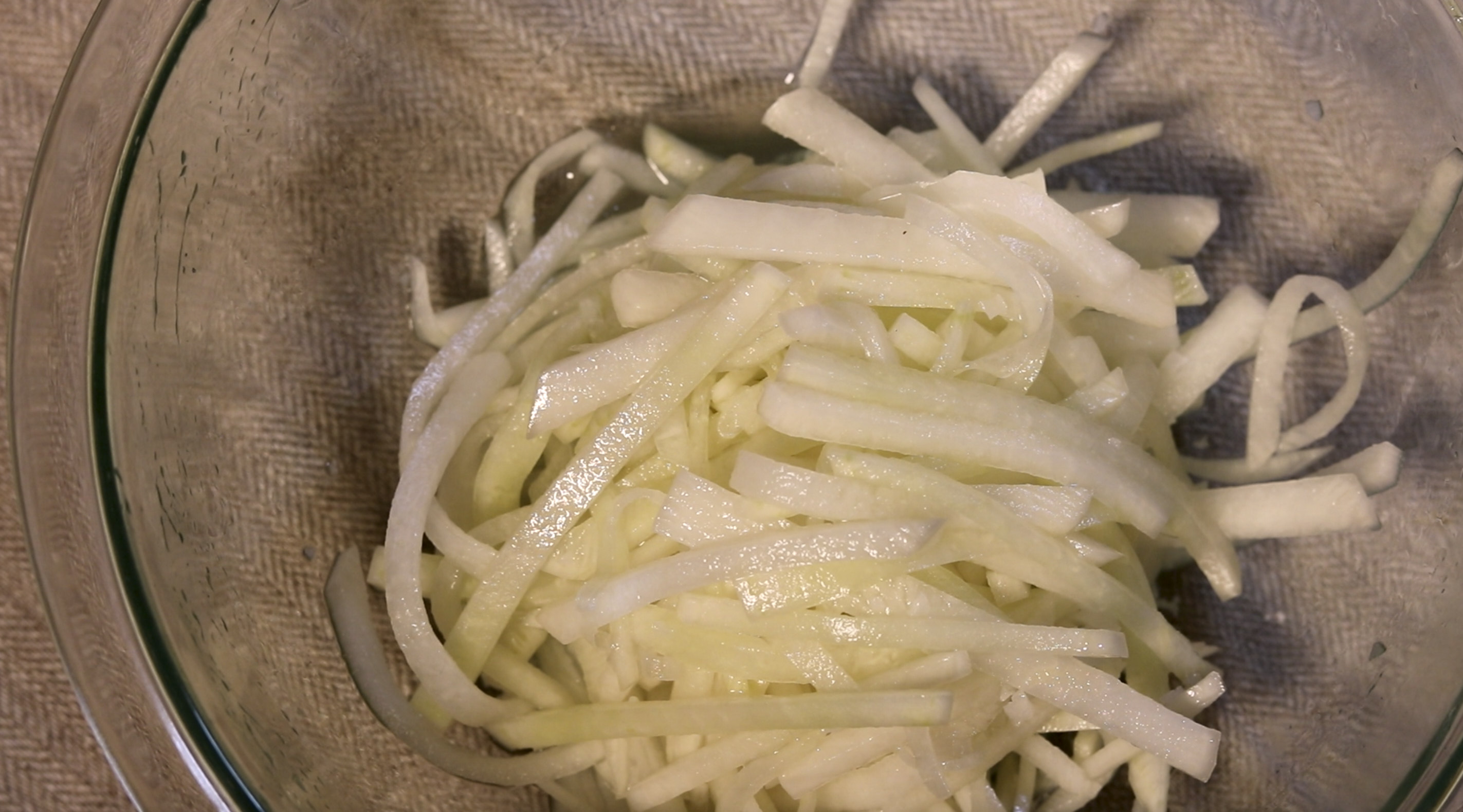 15분정도 절여진 무의 물을 따라 버린다.