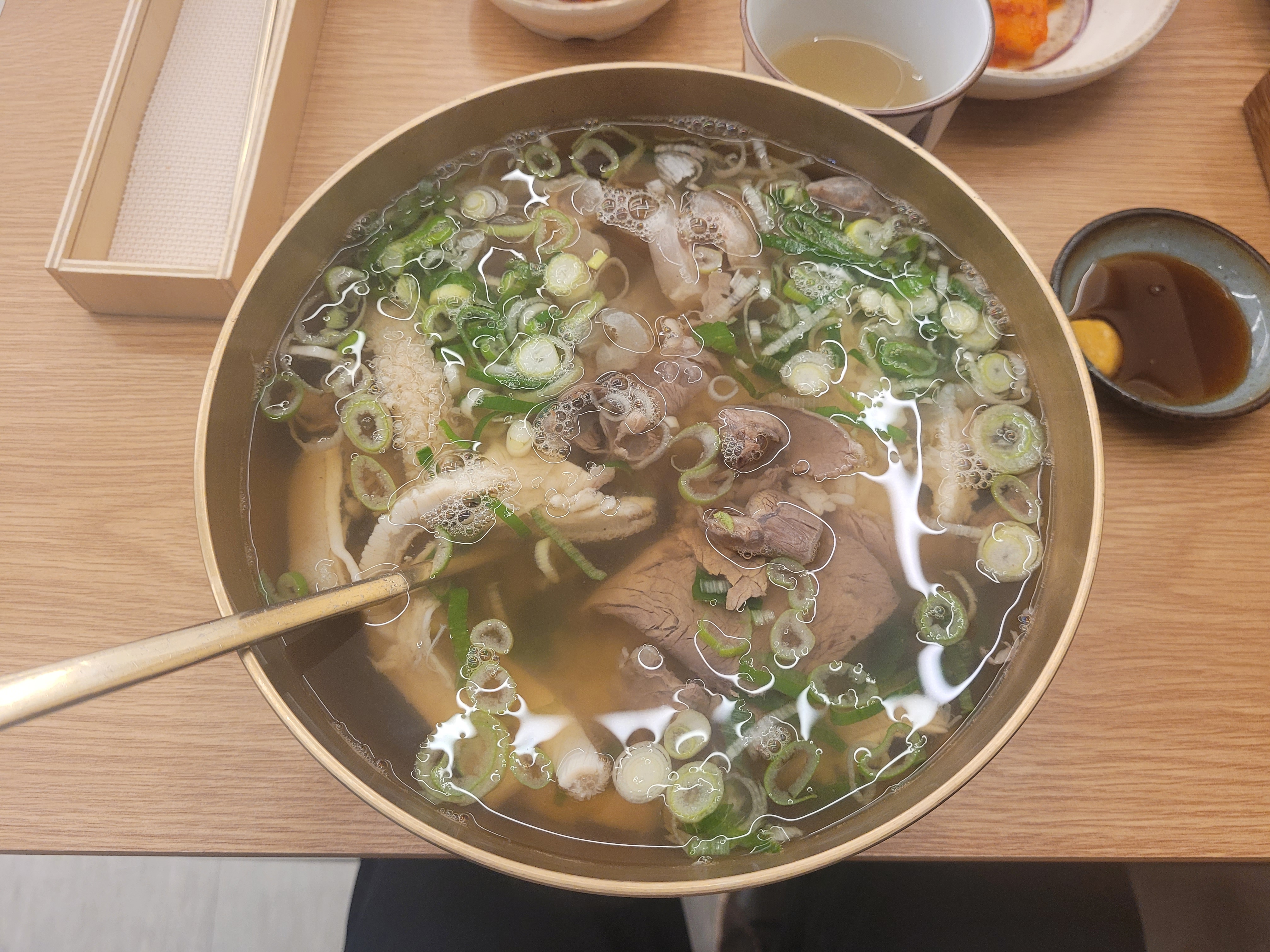 양과 소고기가 뜸북 들어간 양곰탕