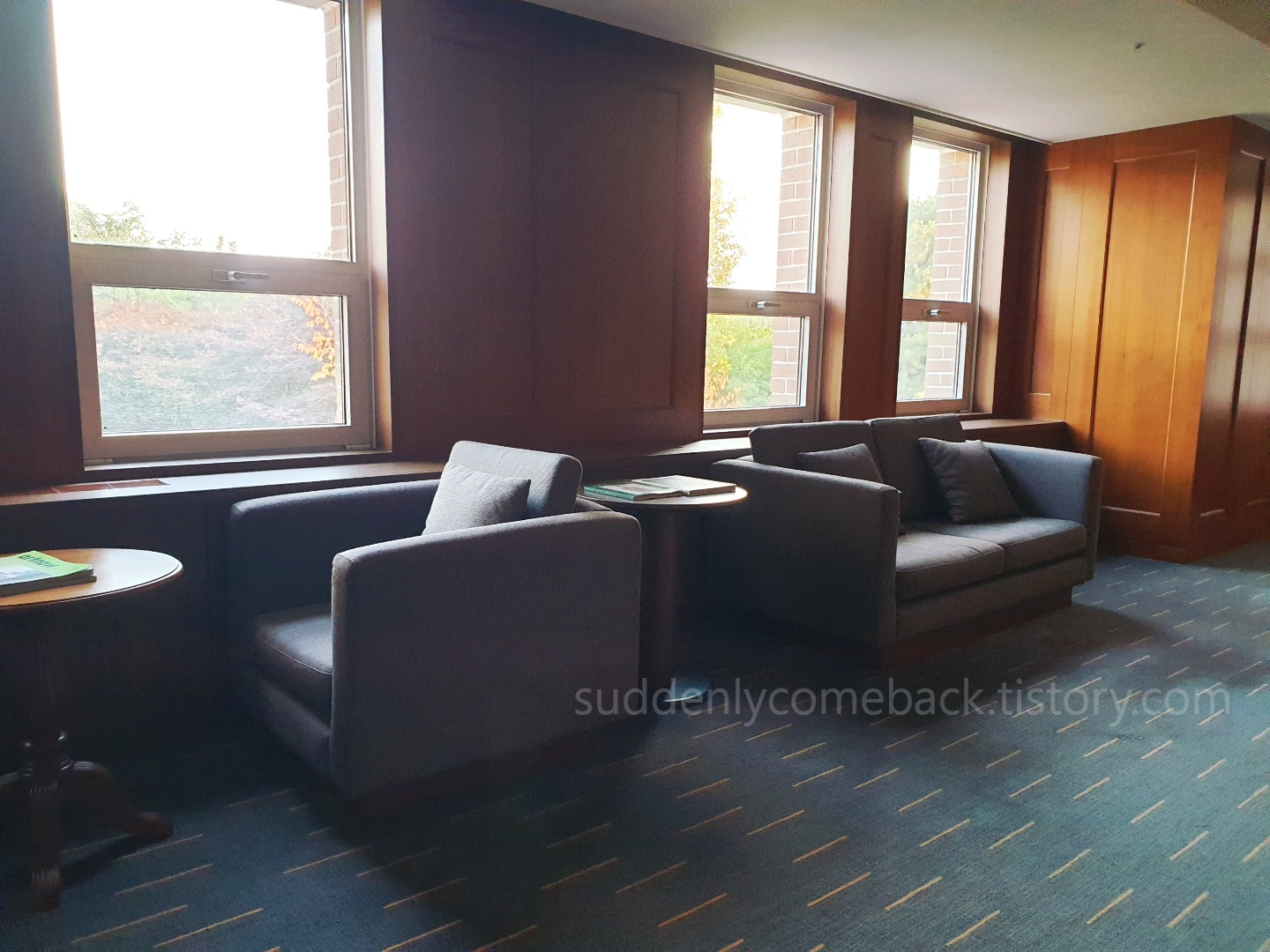 객실로 가는-복도-휴식 공간